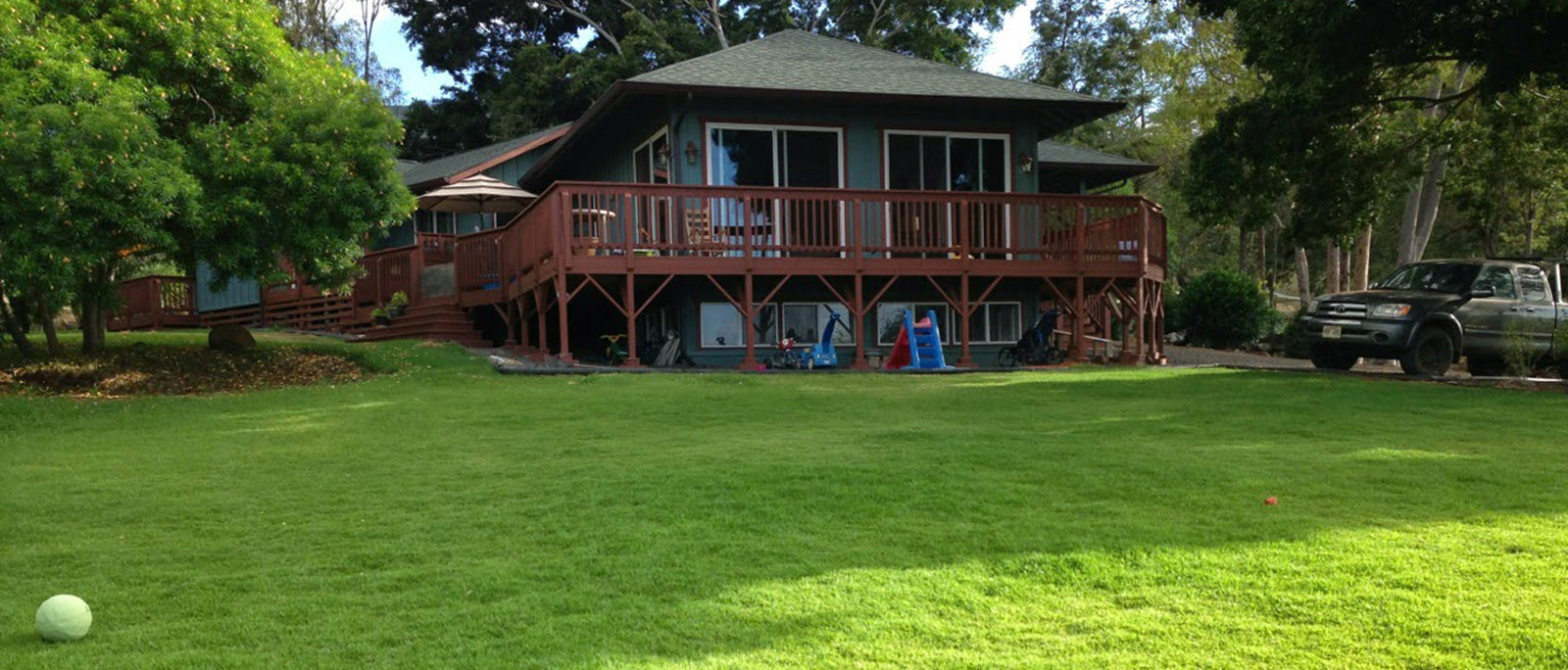Lush established lawn wrapping a home on windward Oʻahu